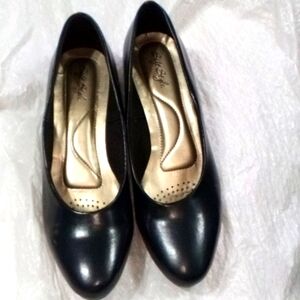 Women's dress shoes